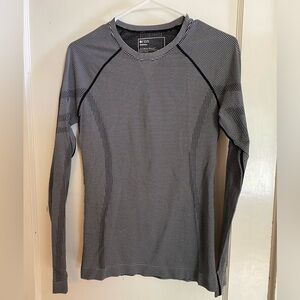 Figs Women’s Salta Seamless long sleeve underscrub, black and white stripe